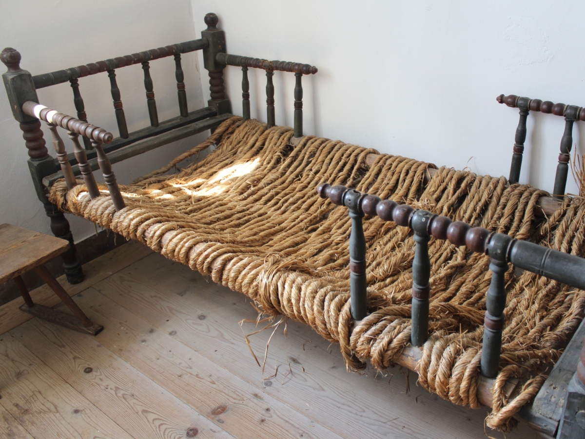 Ein besonderes Bett mit einer Liegefläche aus Seilen