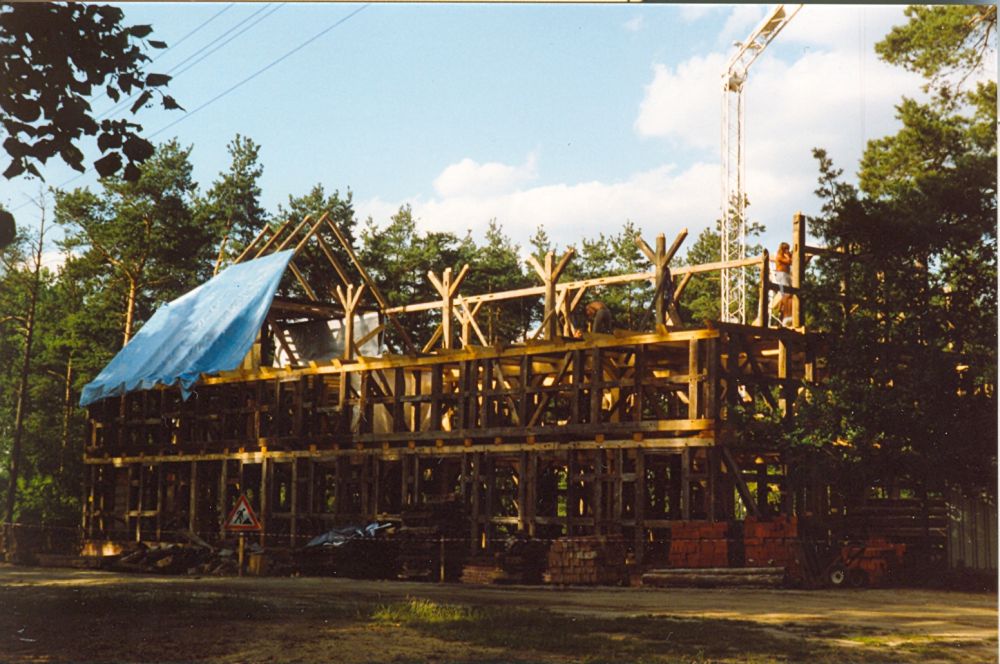 Errichtung des „Dorfkruges“, Aufnahme 1992. Heute dient das repräsentative Gebäude u.a. als Haupteingang und Museumscafé.