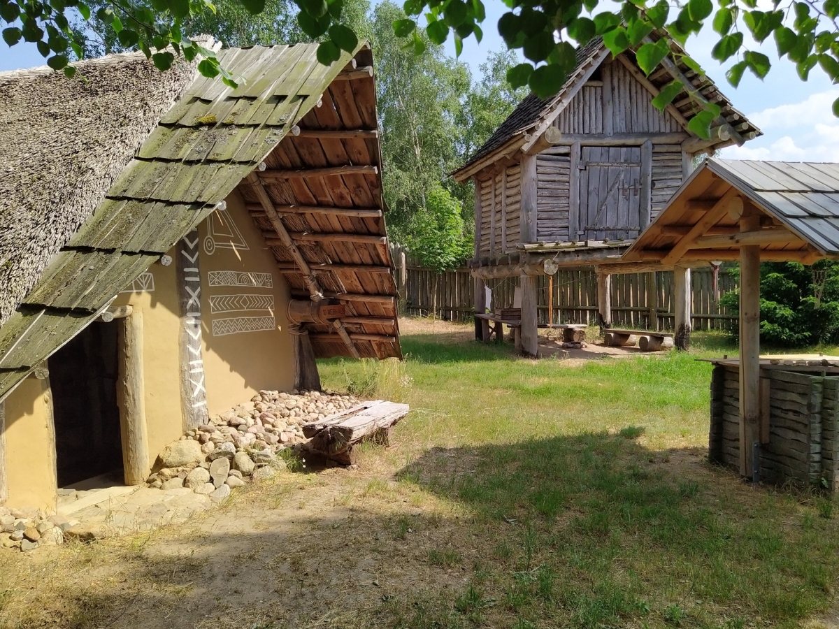 es wird das Webhaus, der Kastenbrunnen und der Hochspeicher gezeigt