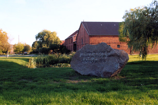 Auch in Schernikau (Altmarkkreis Salzwedel) wurde erst 1998 auf dem Dorfplatz ein großer Stein aufgestellt. Wobei hier wenigstens die Inschrift auf dem Stein auf die einstige Bedeutung dieser großen Steine für die Landbevölkerung hinweist. Foto: L. Mittag
